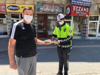 VATANDAŞLARDAN EMNİYET EKİPLERİNE İKRAM...