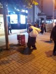 YAŞLI KADIN HAYATIN YÜKÜNÜ SIRTLIYOR