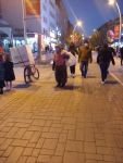 YAŞLI KADIN HAYATIN YÜKÜNÜ SIRTLIYOR
