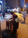 YAŞLI KADIN HAYATIN YÜKÜNÜ SIRTLIYOR
