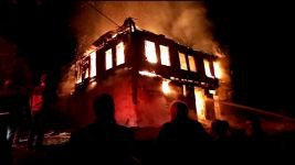 YAŞLI KADININ EVİ ALEV ALEV YANDI