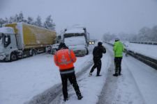 16 ARAÇ BİRBİRİNE GİRDİ, 8 KİŞİ YARALANDI