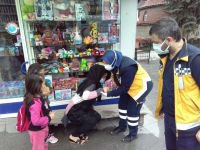 ACIYLA KIVRANAN KADININ YARDIMINA BEKÇİLER KOŞTU