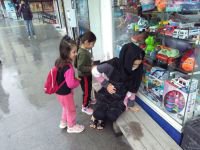 ACIYLA KIVRANAN KADININ YARDIMINA BEKÇİLER KOŞTU