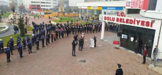 BELEDİYE GÜNE İSTİKLAL MARŞIYLA BAŞLADI