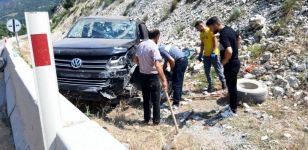 BETON BARİYERE ÇARPARAK DEVRİLDİ