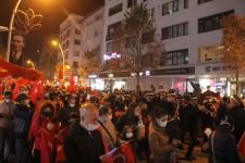 BİNLERCE KİŞİ CUMHURİYET İÇİN YÜRÜDÜ