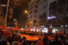 BİNLERCE KİŞİ CUMHURİYET İÇİN YÜRÜDÜ