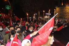 BİNLERCE KİŞİ CUMHURİYET İÇİN YÜRÜDÜ