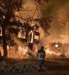 BİR EVDE ÇIKAN YANGIN ÜÇ EVİ KÜLE ÇEVİRDİ