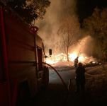 BİR EVDE ÇIKAN YANGIN ÜÇ EVİ KÜLE ÇEVİRDİ