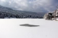 BOLU’DA GÖL BUZ TUTTU