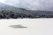 BOLU’DA GÖL BUZ TUTTU