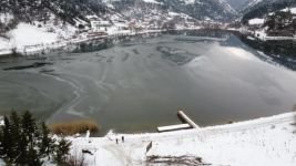 BOLU’DA GÖLLER BUZ TUTTU