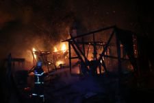 BOLU'DA İKİ KATLI EV ALEVLERE TESLİM OLDU