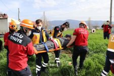 BOLU'DA YOLDAN ÇIKAN OTOMOBİL TARLAYA UÇTU