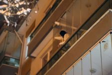 KENDİNİ EVE KİLİTLEDİ, POLİS BALKONDAN GİRDİ