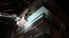 KENDİNİ EVE KİLİTLEDİ, POLİS BALKONDAN GİRDİ