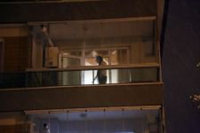 KENDİNİ EVE KİLİTLEDİ, POLİS BALKONDAN GİRDİ