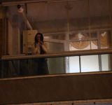 KENDİNİ EVE KİLİTLEDİ, POLİS BALKONDAN GİRDİ