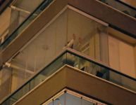 KENDİNİ EVE KİLİTLEDİ, POLİS BALKONDAN GİRDİ