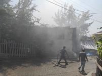 EVİNDE ÇIKAN YANGINI SÖNDÜRMEYE ÇALIŞTI