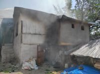 EVİNDE ÇIKAN YANGINI SÖNDÜRMEYE ÇALIŞTI