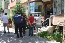 EVİNDEN KOKULAR GELEN KADIN KAPIYI AÇMADI