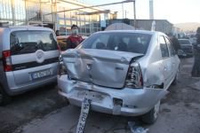 FRENİ BOŞALAN KAMYON 5 ARACI BİÇTİ