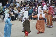 GİYİM ŞENLİĞİNDE RENKLİ GÖRÜNTÜLER