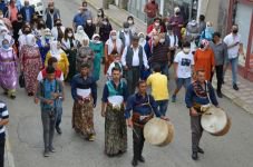 GİYİM ŞENLİĞİNDE RENKLİ GÖRÜNTÜLER