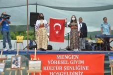 GİYİM ŞENLİĞİNDE RENKLİ GÖRÜNTÜLER