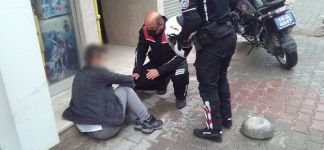 CADDE ORTASINDA UYUŞTURUCU KOMASINA GİRDİ