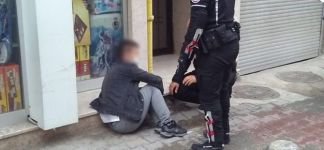 CADDE ORTASINDA UYUŞTURUCU KOMASINA GİRDİ