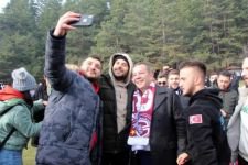 HAMSİYİ BIRAKIP BAŞKANA KOŞTULAR