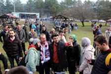 HAMSİYİ BIRAKIP BAŞKANA KOŞTULAR
