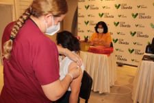 HEM GEZİYORLAR HEM AŞILARINI OLUYORLAR