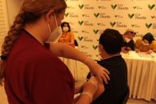 HEM GEZİYORLAR HEM AŞILARINI OLUYORLAR