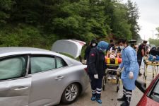 İKİ OTOMOBİL ÇARPIŞTI, 9 KİŞİ YARALANDI