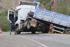 İŞÇİ SERVİSİ TIRLA ÇARPIŞTI