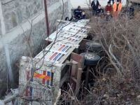 KAMYON DEVRİLDİ, 2 KİŞİ YARALANDI