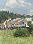 KAMYON DEVRİLDİ, ULAŞIM 1 SAAT KAPANDI