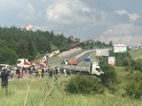 KAMYON DEVRİLDİ, ULAŞIM 1 SAAT KAPANDI