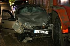 KAMYONUN ALTINA SIKIŞTI