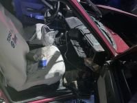 KAZA YAPAN ARAÇTA BULUNANLAR HAREKETE GEÇİRDİ