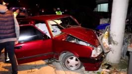 KAZA YAPAN ARAÇTA BULUNANLAR HAREKETE GEÇİRDİ