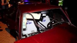 KAZA YAPAN ARAÇTA BULUNANLAR HAREKETE GEÇİRDİ