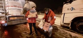 KIZILAY'DAN YOLDA KALANLARA SICAK İKRAM