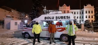 KIZILAY'DAN YOLDA KALANLARA SICAK İKRAM