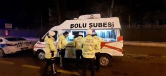 KIZILAY'DAN YOLDA KALANLARA SICAK İKRAM